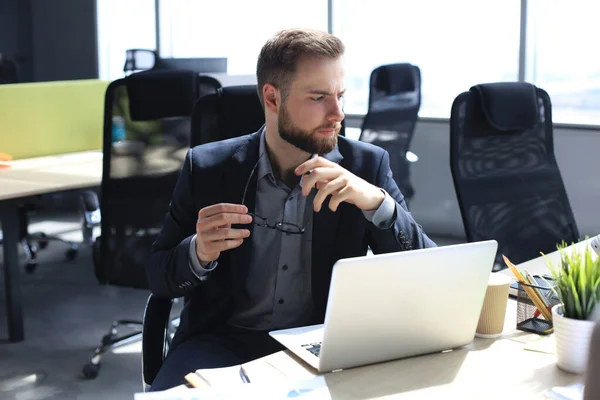 Ung Modern Affärsman Som Arbetar Med Bärbar Dator Medan Sitter — Stockfoto