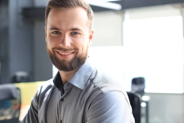 Junger Gutaussehender Geschäftsmann Lächelt Einem Büroumfeld — Stockfoto