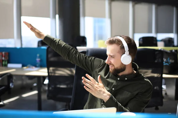 Bonito Empresário Sorridente Relaxando Ouvindo Música Fones Ouvido Escritório Moderno — Fotografia de Stock