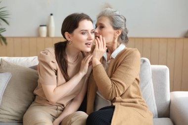 Mutlu bir ortanca anne gülen kızına sırrını fısıldıyor, dedikodu yapıyor, sırrını paylaşıyor. Güzel bir kadın olgun bir anneden iyi haberler alıyor, güvenilir akrabalar.