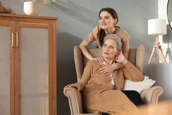 Anciana Madre Intermedia Sentada Una Silla Hija Están Abrazando Mirando — Foto de Stock