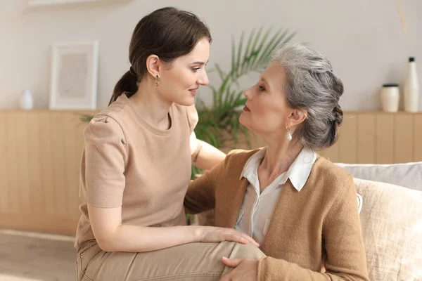 Anciana Madre Intermedia Sentada Sofá Con Alegría Sosteniendo Hija Adulta —  Fotos de Stock