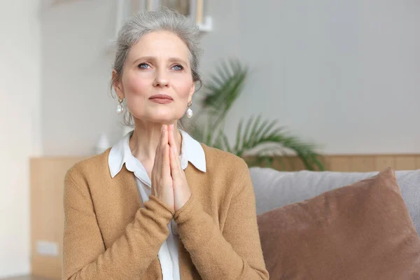 Medelålders Kvinna Ber Ögonen Öppnas Tittar Upp Hoppas Det Bästa — Stockfoto