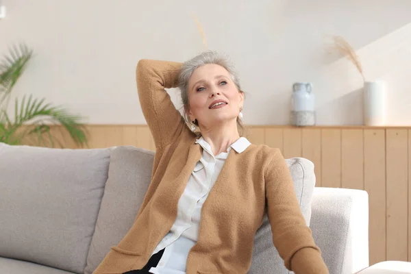 Attraente Donna Mezza Età Che Rilassa Nel Divano Casa — Foto Stock