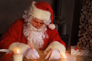 Mutlu Noel Baba 'nın portresi Noel ağacının yanındaki odasında oturuyor ve Noel mektuplarına cevap veriyor.