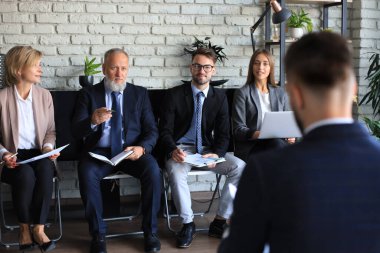 İşverenle iş görüşmesi, iş adamı aday cevapları dinler