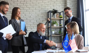 İki iş ortağı bir belge imzalıyor. Avrupa Birliği Amerika Birleşik Devletleri