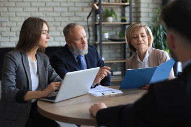 İşverenle iş görüşmesi, iş ekibi aday cevapları dinler.