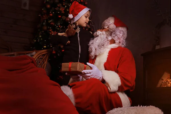 Papai Noel Criança Casa Presente Natal Conceito Férias Família — Fotografia de Stock