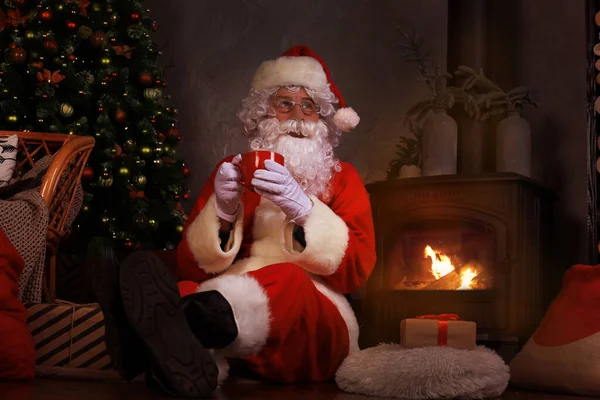 Papai Noel Tendo Descanso Uma Cadeira Confortável Perto Lareira Casa — Fotografia de Stock