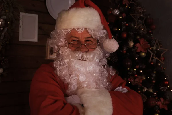 Père Noël Traditionnel Debout Près Sapin Noël Dans Une Chambre — Photo