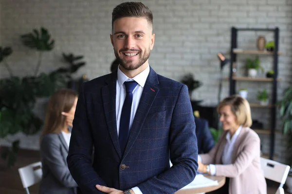 Affärsman Med Kollegor Bakgrunden Kontoret — Stockfoto