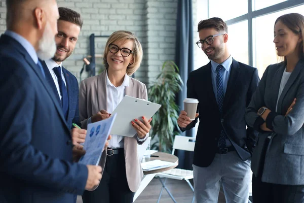 Grupo Socios Comerciales Que Discuten Ideas Trabajo Planificación Oficina —  Fotos de Stock