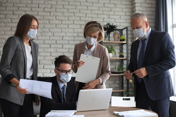 Business People Wearing Protective Face Masks While Holding Presentation Meeting — Stock Photo, Image