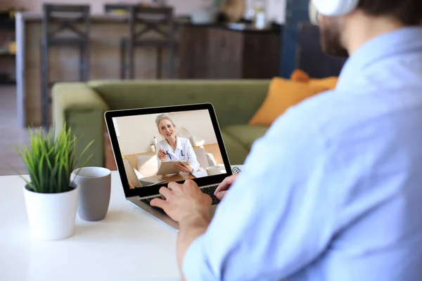 Adam Kendini Tecrit Karantina Sırasında Doktoruyla Görüntülü Konuşma Yapıyor Online — Stok fotoğraf