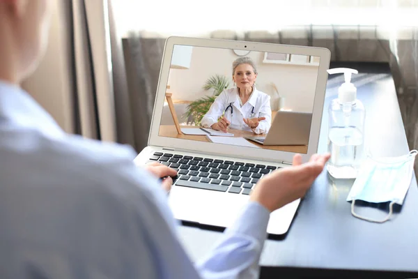 Mujer Joven Haciendo Videollamadas Con Médico Durante Aislamiento Cuarentena Consulta — Foto de Stock