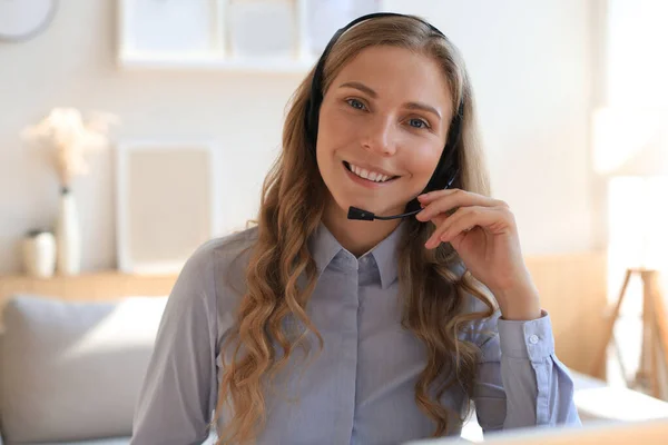 Vrouwelijke Klantenservice Operator Met Headset Glimlach — Stockfoto