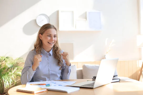 Mujer Emprendedora Feliz Sentarse Escritorio Leyendo Buenas Noticias Expresar Alegría — Foto de Stock