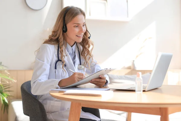 Concentrated Doctor Working Online Laptop Sitting Desk Consultation — Stock Photo, Image