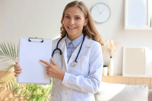 Glad Leende Kvinnlig Läkare Vit Uniform Rock Och Stetoskop — Stockfoto