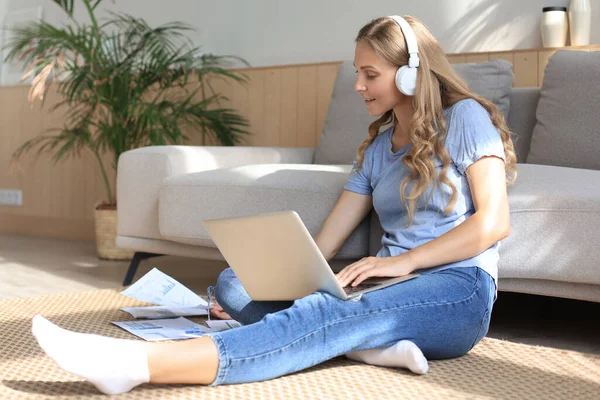 Imagem Mulher Bonita Trabalhando Com Laptop Enquanto Sentado Chão Casa — Fotografia de Stock