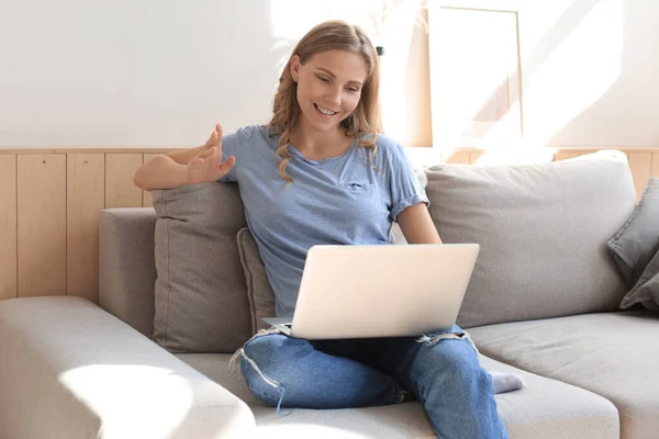 Chica Sonriente Sentarse Sofá Viendo Webinar Ordenador Portátil Feliz Joven —  Fotos de Stock