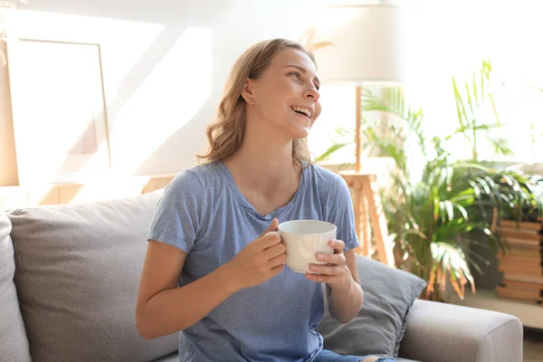 Jonge Vrouw Zit Een Fauteuil Drinkt Koffie — Stockfoto