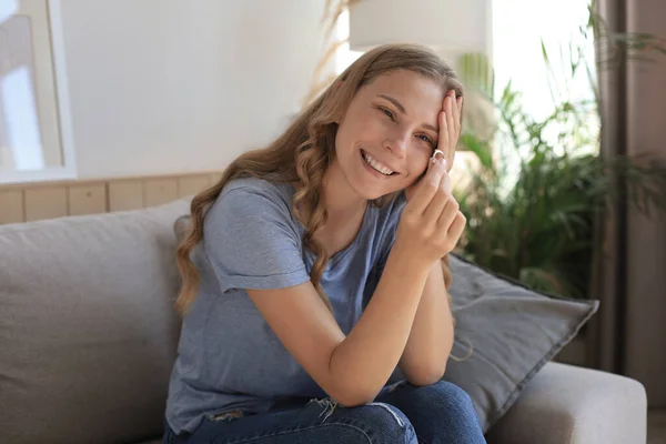 Mulher Feliz Sentada Sofá Sala Estar — Fotografia de Stock