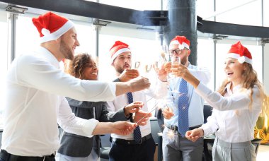 Genç iş ortakları Bengal ışıkları yakıp modern bir ofiste şampanya içiyorlar. Mutlu Noeller ve mutlu yıllar.