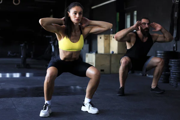 Pasangan Fit Dalam Pakaian Olahraga Melakukan Latihan Jongkok Gym — Stok Foto