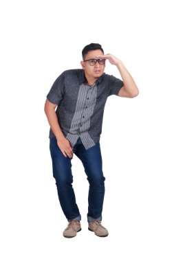 Küçük Asya adam giyen batik gömlek ve dört gözle gözlük. Tam vücut portre. Beyaz izole