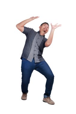 Batik gömlek giymiş Asya eller yukarıdan düşen korur. Ağır bir yük tutan adam. Beyaz arka plan üzerinde izole