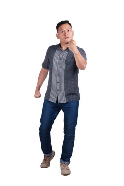 Fotoğraf resim portre bir Asya yakışıklı genç yayın öfkeyle yumruklarını yumruk için hazır. Beyaz izole. Ayakta, dört gözle