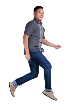 Mavi batik gömlek ve mavi kot pantolon giymiş komik Genç Asyalı adam. Hava hareketi üzerinde yürüme. Beyaz izole.