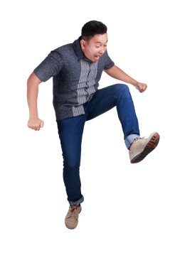 Küçük Asya adam giyen batik ve kot üstünde-e doğru ileri adım. Beyaz izole. Tam vücut portre