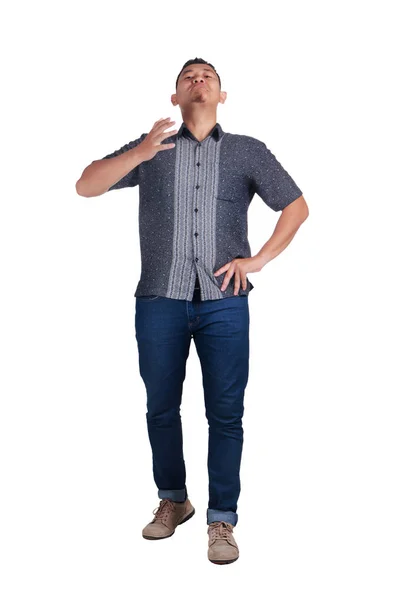 バティック シャツ立って身に着けていると自慢しているジェスチャーを作るアジア人男性の肖像画 白い背景に分離 — ストック写真