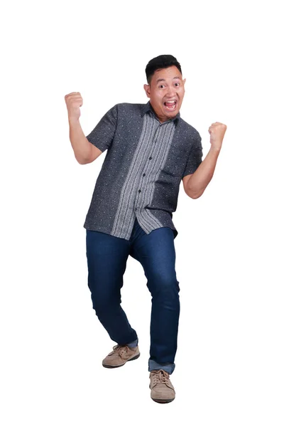 Jovem Asiático Vestindo Camisa Batik Jeans Sorrindo Mostrando Gesto Vitória — Fotografia de Stock