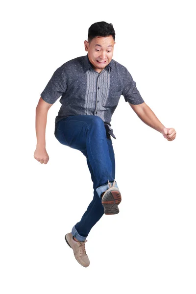 Jovem Asiático Vestindo Batik Jeans Pisando Para Frente Isolado Branco — Fotografia de Stock