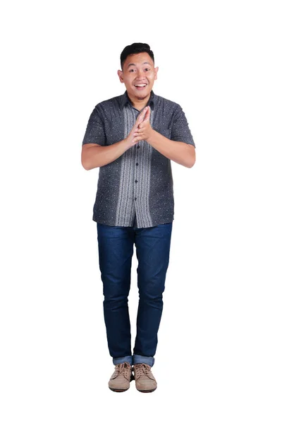 Ung Asiatisk Man Bär Blå Jeans Och Batik Tröja Stolt — Stockfoto