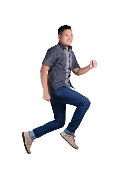 Jovem Asiático Feliz Andando Vestindo Jeans Azuis Camisa Batik Isolado — Fotografia de Stock