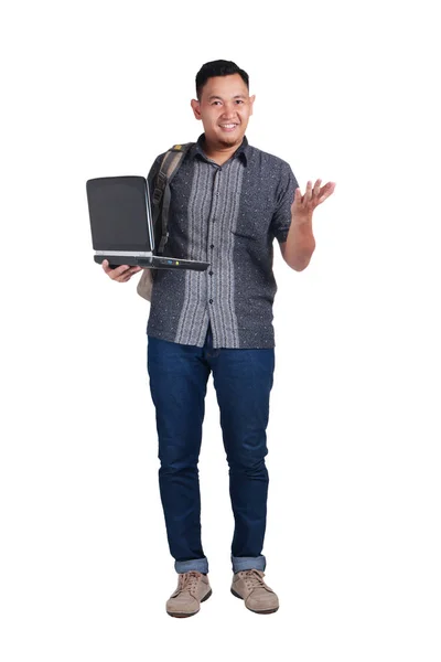 Joven Estudiante Asiático Vistiendo Camisa Batik Sonriendo Felizmente Sosteniendo Portátil —  Fotos de Stock