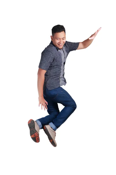 Szczęśliwy Młody Asian Man Walking Powietrze Sobie Niebieskie Dżinsy Koszula — Zdjęcie stockowe