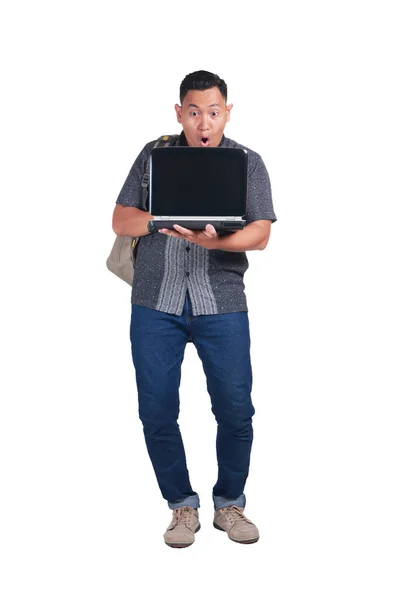 Young Asian Student Noszenia Batik Koszula Shocked Wyrażenie Trzyma Laptopa — Zdjęcie stockowe