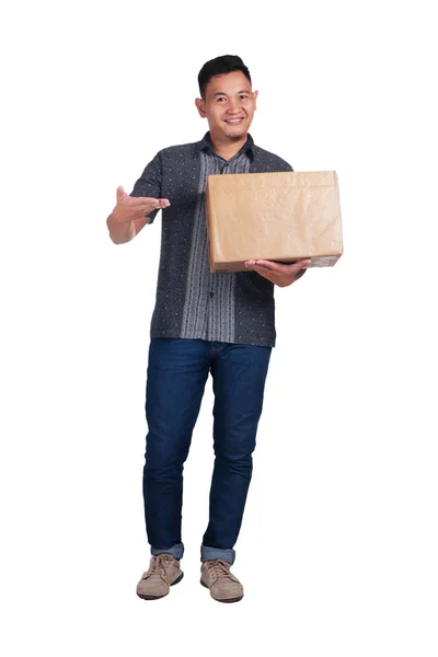 Joven Mensajero Asiático Repartidor Con Camisa Batik Sonriendo Llevando Caja —  Fotos de Stock