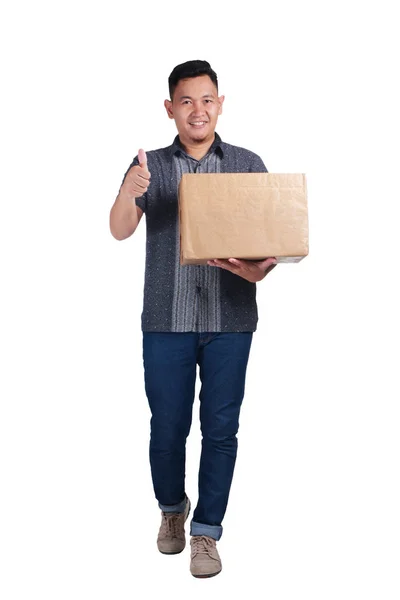 Mladá Asiatka Courier Dodání Muž Batikované Tričko Úsměvem Přepravní Box — Stock fotografie