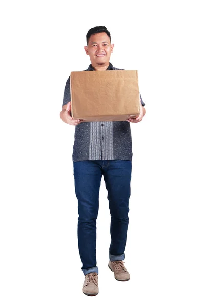 Joven Mensajero Asiático Repartidor Con Camisa Batik Sonriendo Llevando Caja — Foto de Stock