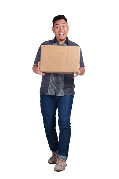 Joven Mensajero Asiático Repartidor Con Camisa Batik Sonriendo Llevando Caja — Foto de Stock