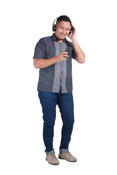 Ung Asiatisk Man Klädd Blå Jeans Och Batik Tröja Lyssnande — Stockfoto
