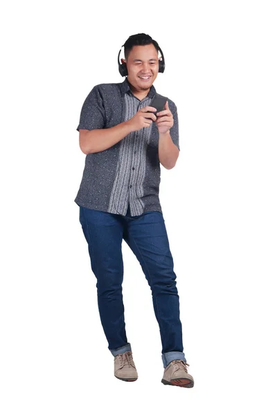 Joven Asiático Con Vaqueros Azules Camisa Batik Escuchando Gesto Musical — Foto de Stock