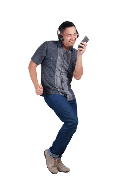 Joven Asiático Con Vaqueros Azules Camisa Batik Escuchando Música Bailando — Foto de Stock